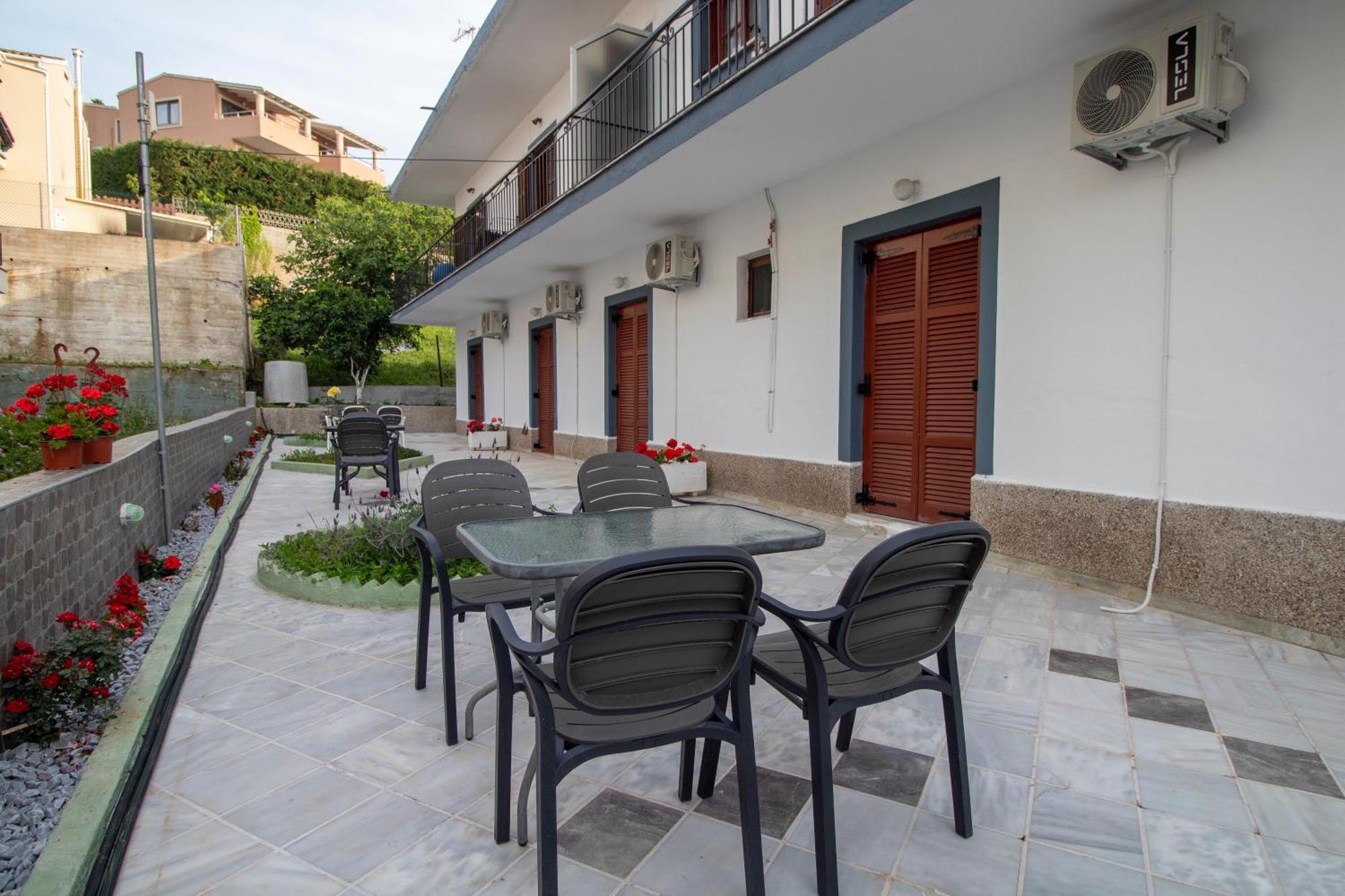 Harry'S Bar & Apartments 1 Acharavi  Exterior foto